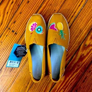 NWT TOMS Women’s 8.5 Yellow Patterned Loafers